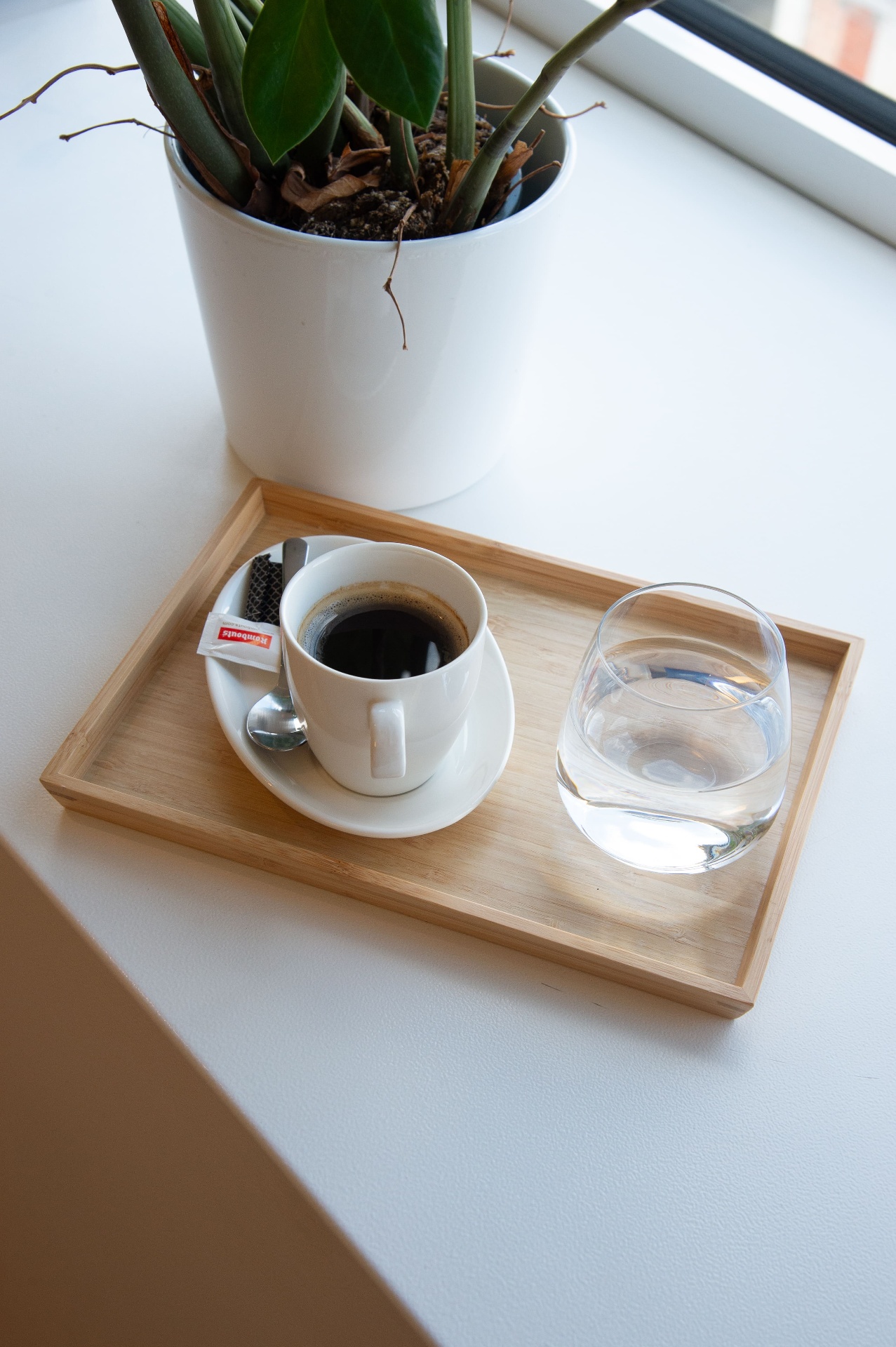 Koffie en water klaar voor cliënten
